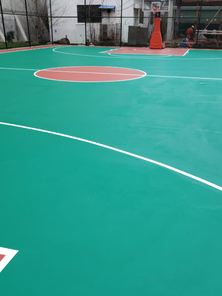 正阳 球场长期使用易出现地面开裂